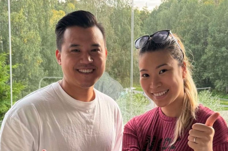 To personer som smiler og viser tommel opp