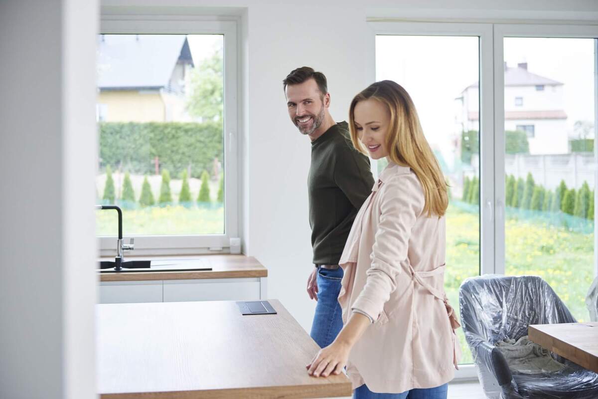 Par på visning av ny bolig