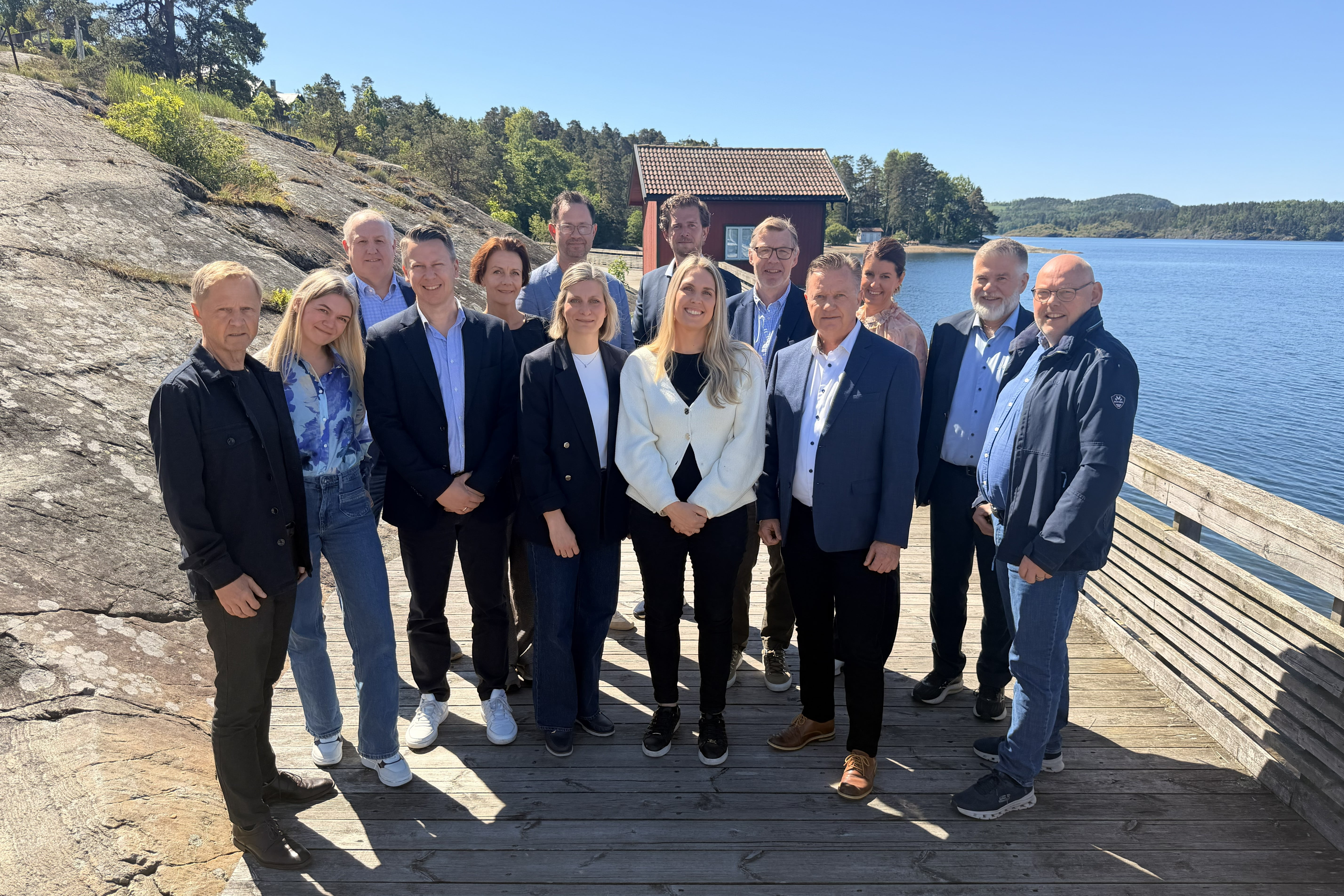 Styrene i Berg Sparebank og Trøgstad Sparebank står ved en brygge i havkanten