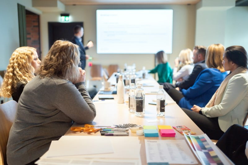 Ansatte i Eika på møte