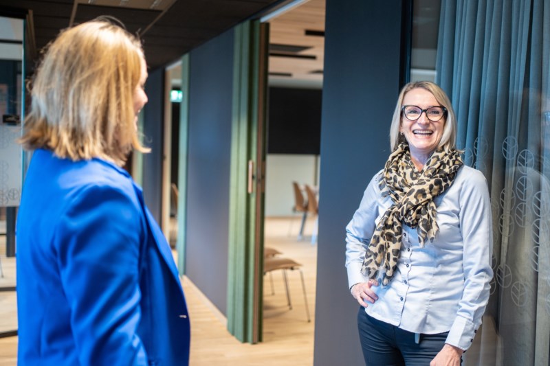 To blide kvinnelige ansatte i Trøgstad Sparebank