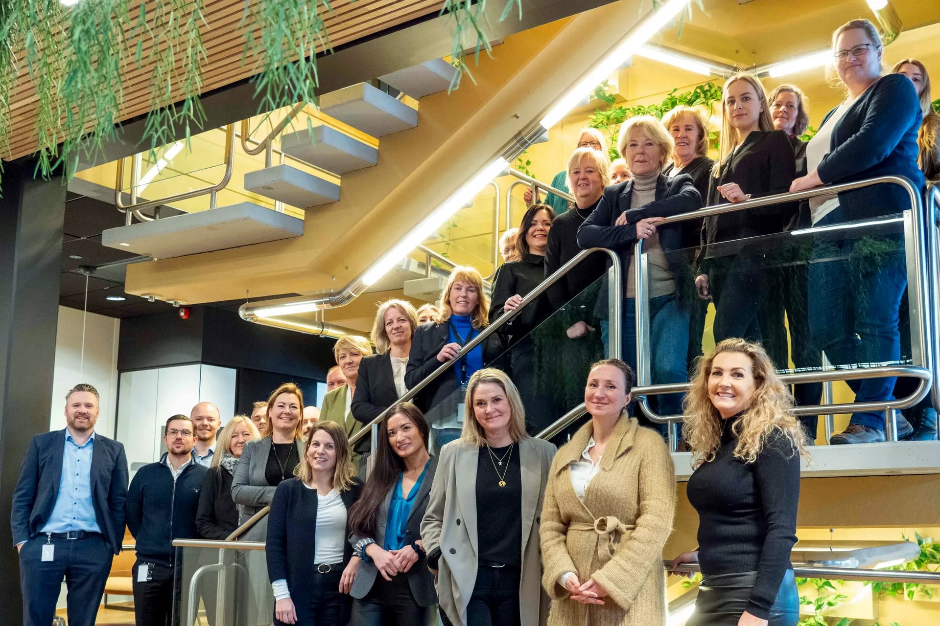 Blide mennesker som jobber i Veksthuset