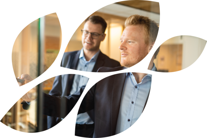 To rådgivere i Trøgstad Sparebank tegner på en tavle
