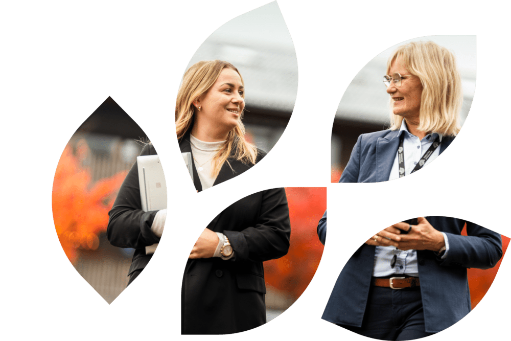 To kvinner snakker sammen mens de går tur ute