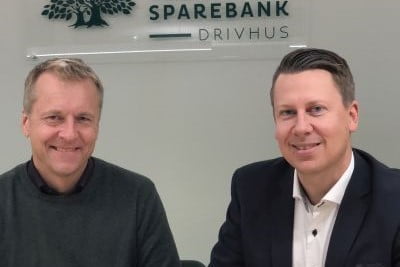 Saxe Frøshaug og Lars André Dingstad-Eriksen signerer avtale.