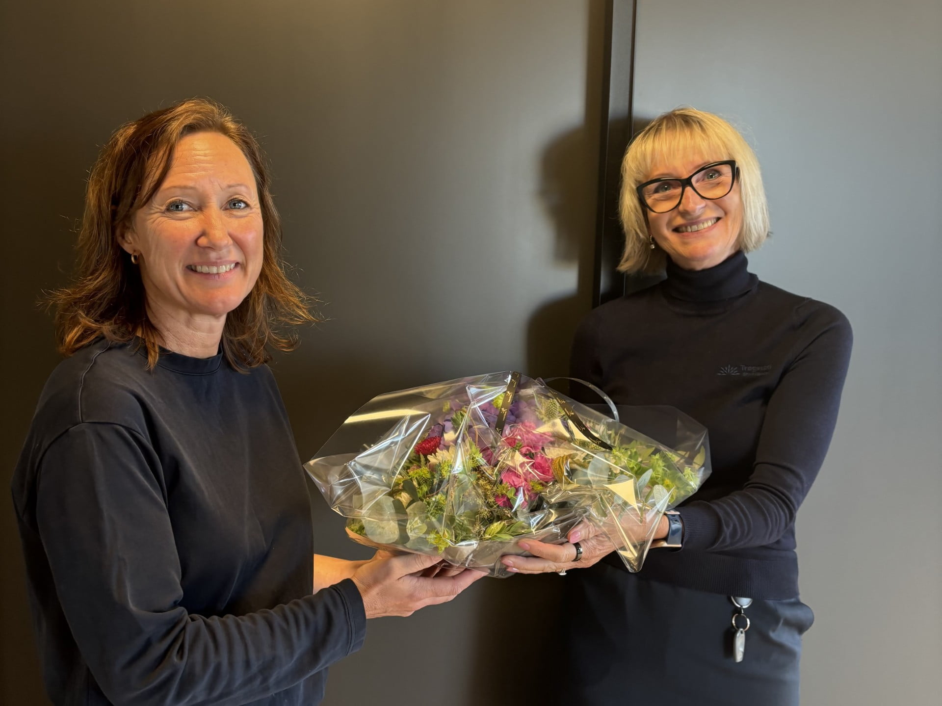 Solveig og Anne Cathrine holder en blomsterbukett