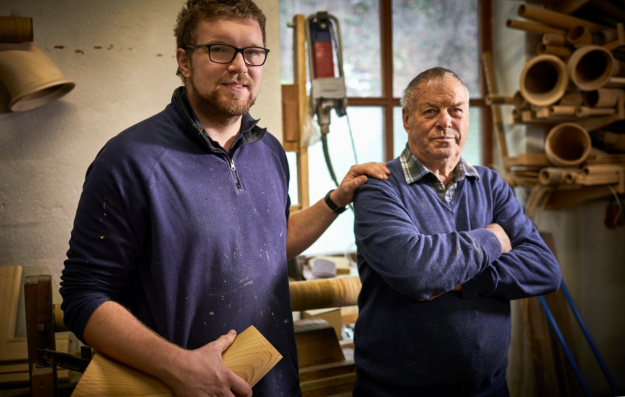 To staute håndverkere i et verksted