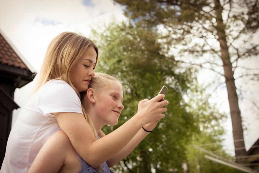 jenter ,med mobiler